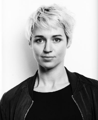 Portrait einer Frau mit kurzen blonden Haaren.