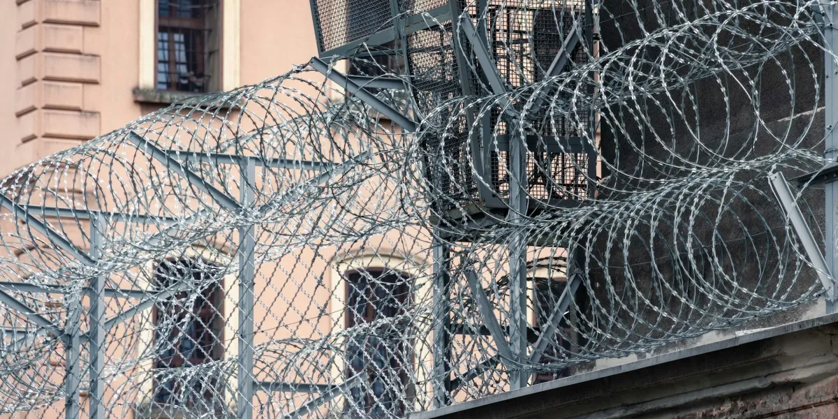 Stacheldraht auf einem Gef&auml;ngniszaun.