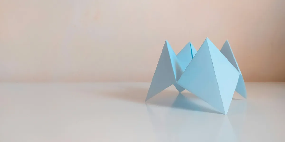 Origami-Papierform auf einem wei&szlig;en Tisch.