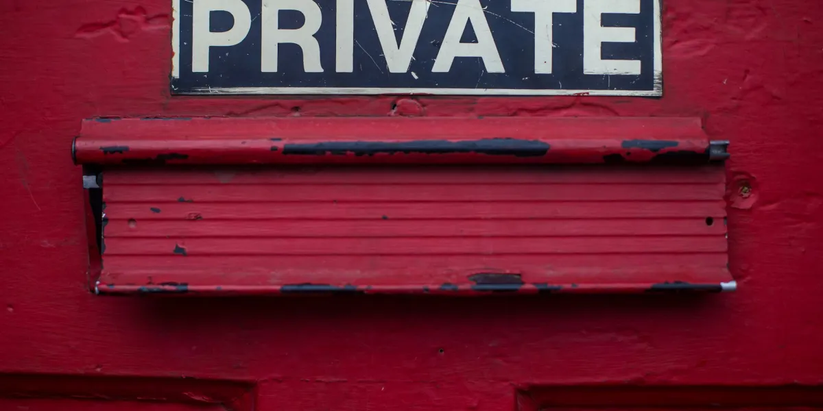 Roter Postkasten mit der Aufschrift &bdquo;Private&ldquo;.
