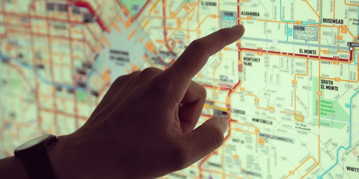 Eine Hand zeigt auf eine von hinten beleuchtete U-Bahn-Karte.
