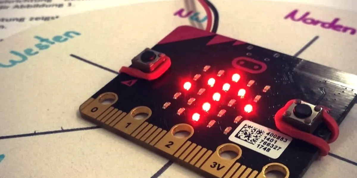 BBC micro:bit im Einsatz: Eine kleine scheckkartengro&szlig;e Platine mit einer LED-Matrix. In diesem Beispiel wurde eine Art Kompass gebaut. Ein Pfeil leuchtet auf der LED-Matrix auf.