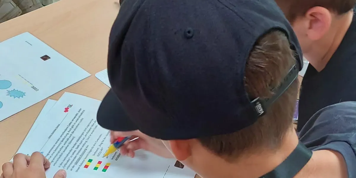 Zwei Sch&uuml;ler sind gerade dabei, die R&auml;tsel vom digitalen Escape Room zu l&ouml;sen.