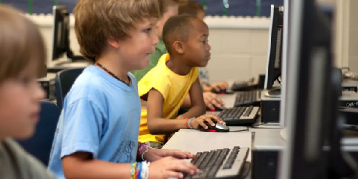 Kinder arbeiten am Computer.