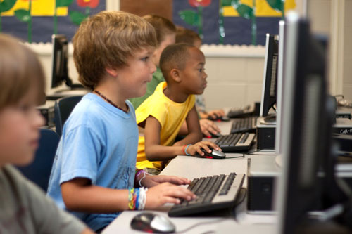 Kinder arbeiten am Computer.