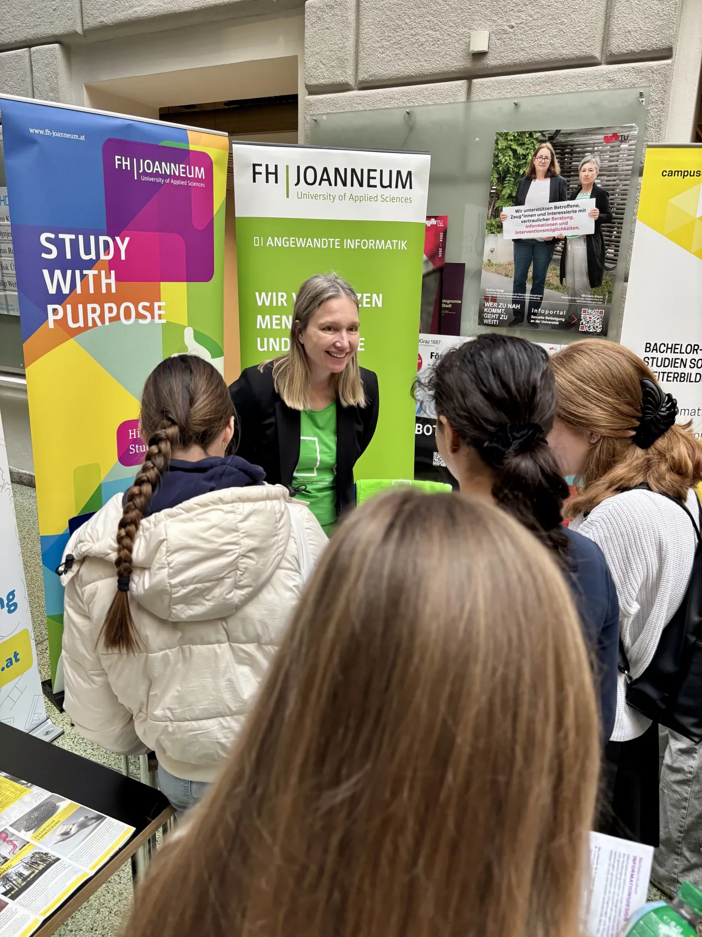 Die Beratungsst&auml;nde sind gut besucht! Besonders viel los war beim Stand der FH Joanneum. Die Sch&uuml;ler*innen stehen dicht gedr&auml;ngt vor dem Stand und werden beraten.