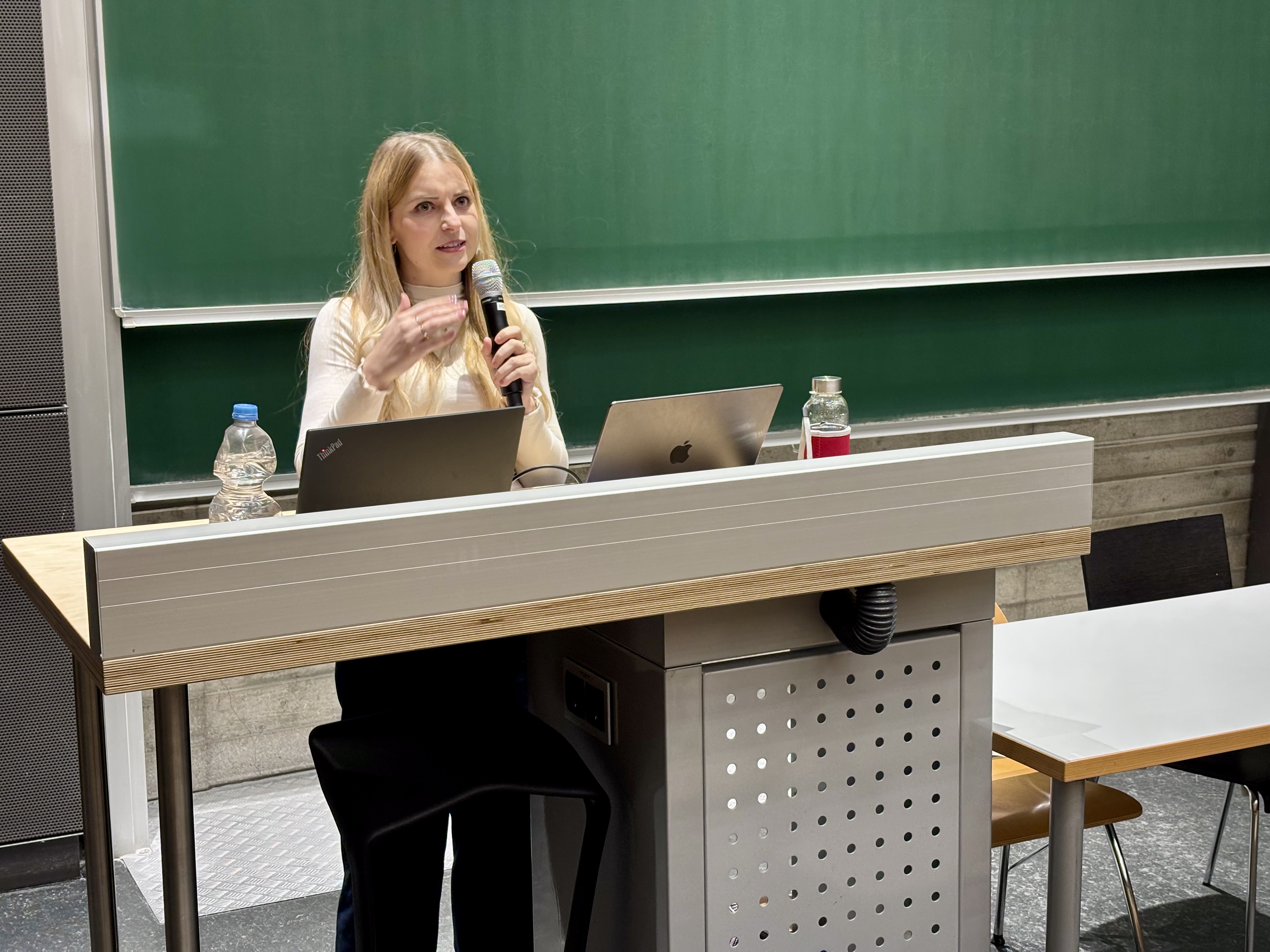 Anika Stelzl tr&auml;gt vor. Ihre Schauvorlesung mit dem Thema "Wie k&ouml;nnen wir unser Trinkwasser retten?" war sehr spannend!