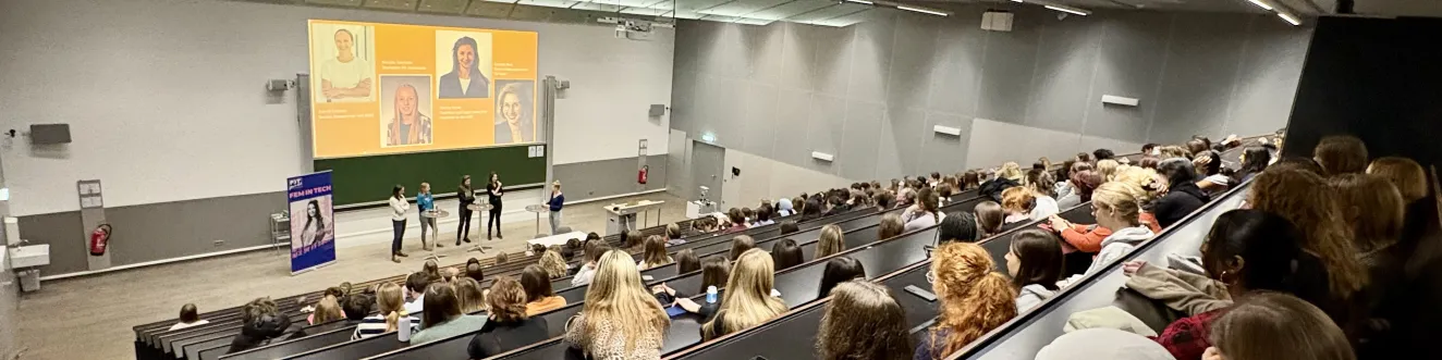 Der Vorlesungssaal von Hinten: Man sieht Das Publikum und die Role-Models.