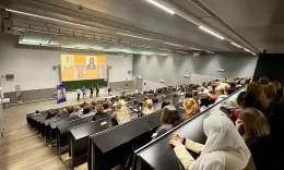 Der Vorlesungssaal von Hinten: Man sieht Das Publikum und die Role-Models.