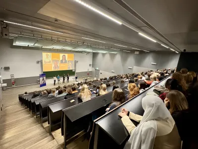 Der Vorlesungssaal von Hinten: Man sieht Das Publikum und die Role-Models.