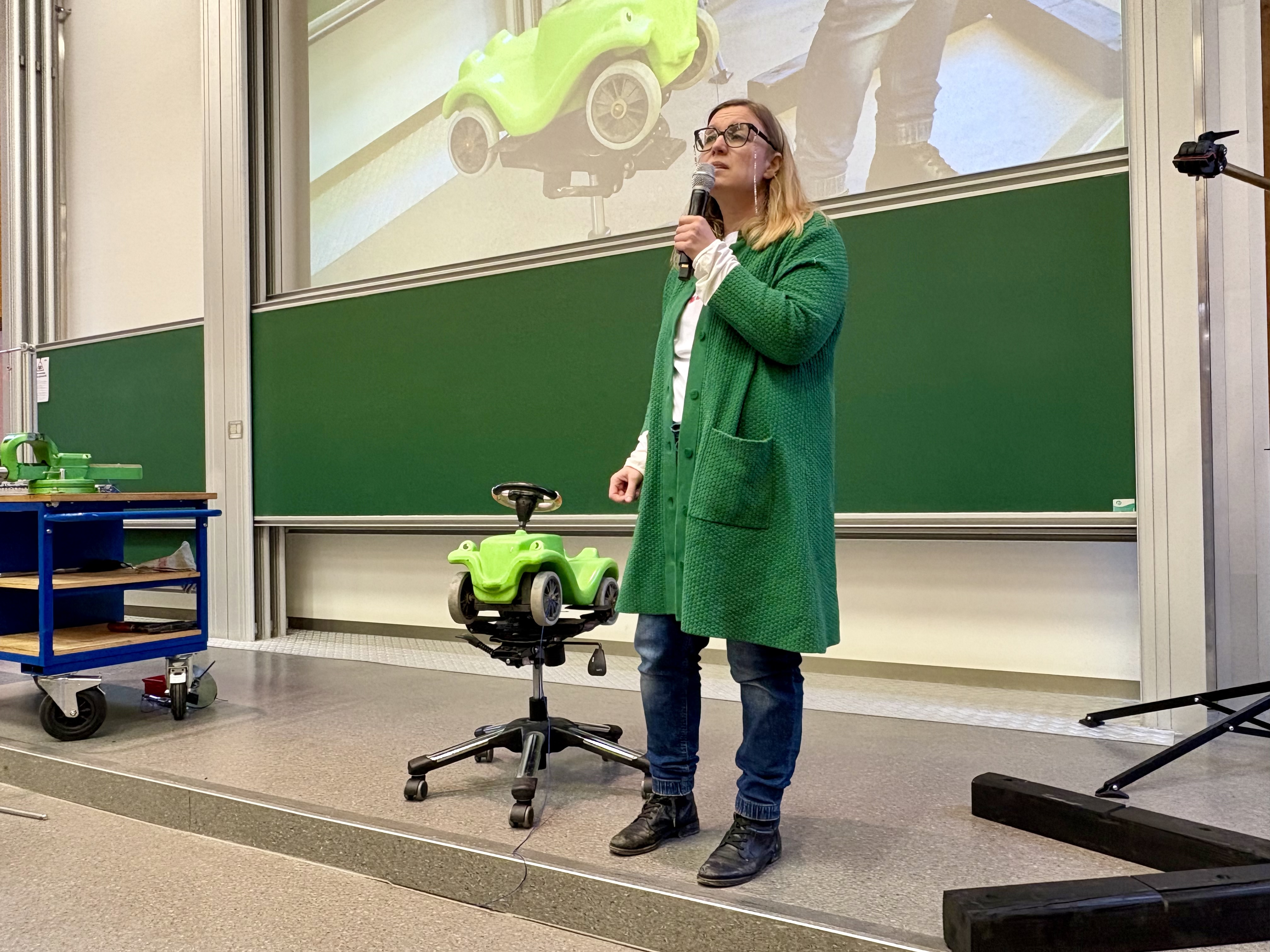 Cornelia Lex steht neben einem Bobby Car.