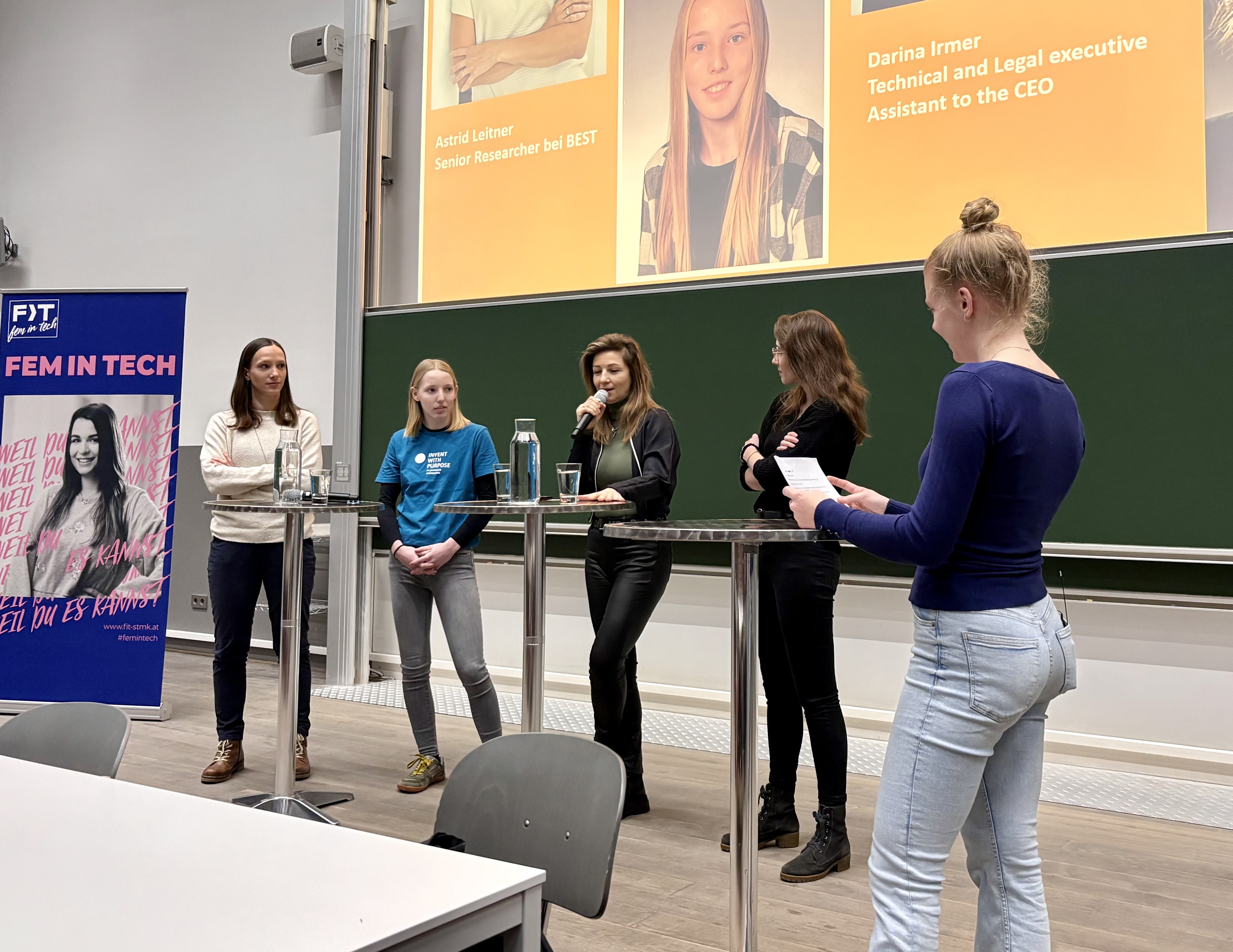 Moderatorin Jana mit unseren vier Role-Models auf der Bühne.