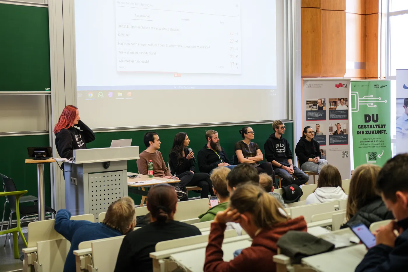 Die Panel-Discussion ist voll im Gange: Au der B&uuml;hne sitzen 6 Studierende (3 Frauen, 3 M&auml;nner).