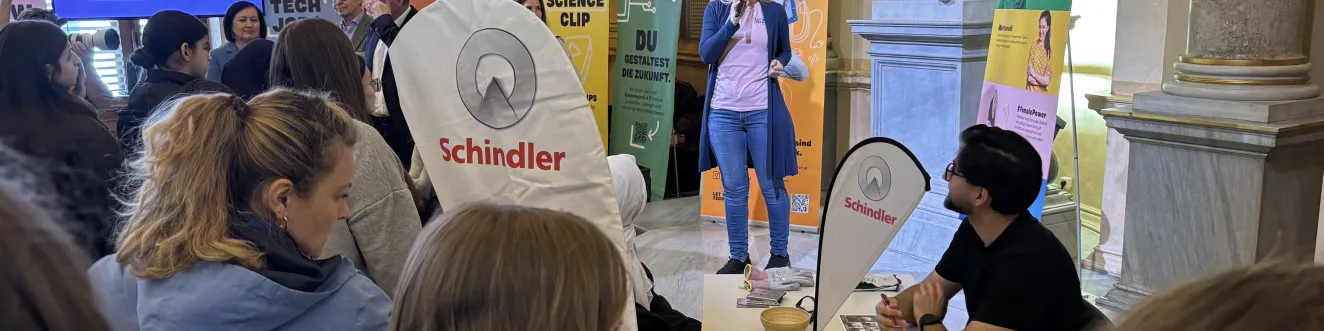 Anmoderation beim Girls-Tech-Up-Erlebnistag. Eine Frau steht auf der B&uuml;hne.