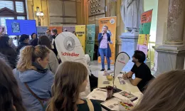 Anmoderation beim Girls-Tech-Up-Erlebnistag. Eine Frau steht auf der B&uuml;hne.