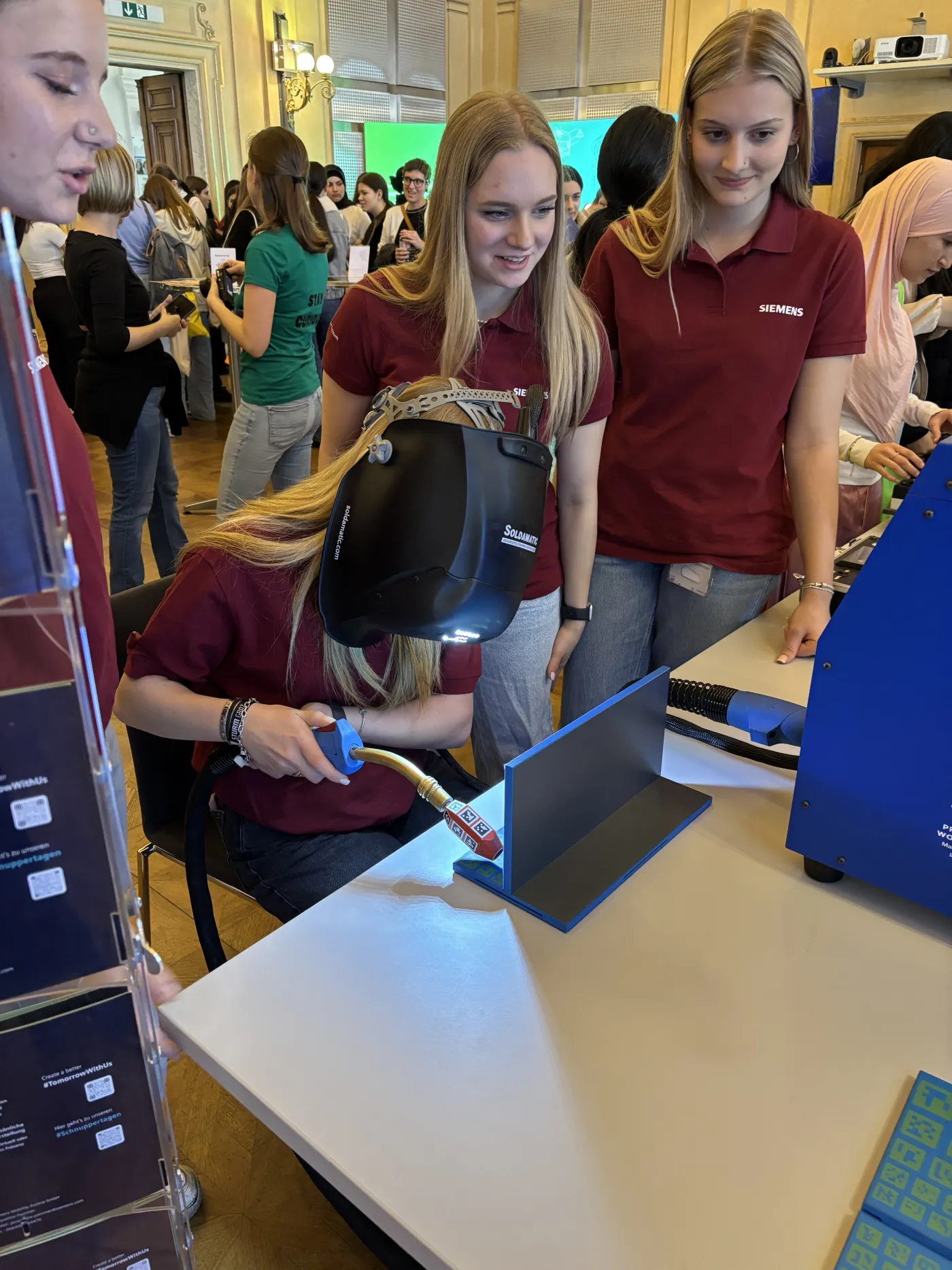 Ein M&auml;dchen probiert am Girls-Tech-Up-Erlebnistag das Schwei&szlig;en aus. In einer Interaktiven Installation kann man mit Hilfe von VR schwei&szlig;en lernen.