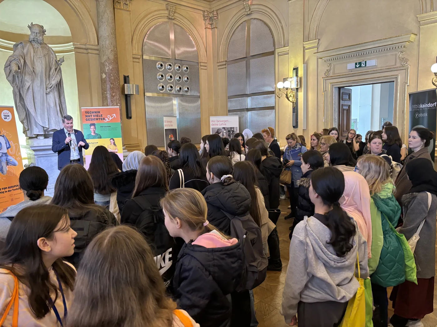 Horst Bischof, der Rektor der TU Graz, bei seiner Rede am Girls-Tech-Up-Erlebnistag. der Saal ist gef&uuml;llt mit zahlreichen interessierten Sch&uuml;lerinnen.