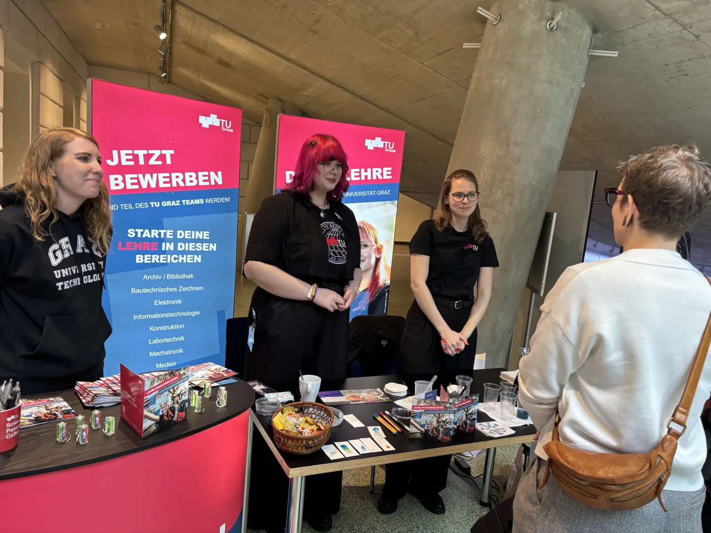 Studenten der TU Graz pr&auml;sentieren die Studienm&ouml;glichkeiten beim Infostand.