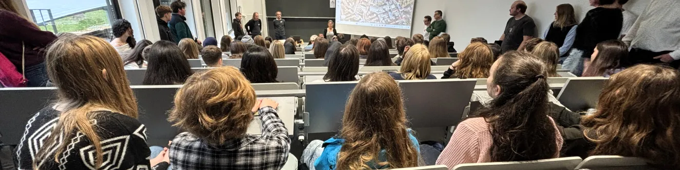 Kick-off von der Herbstakademie: ein voller Vorlesungsraum.