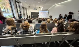 Kick-off von der Herbstakademie: ein voller Vorlesungsraum.