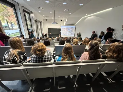 Kick-off von der Herbstakademie: ein voller Vorlesungsraum.