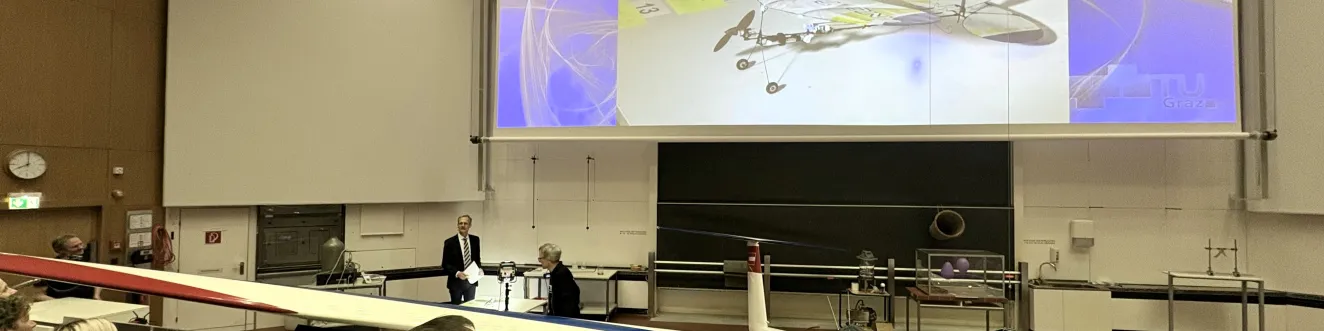 Lange Nacht der Forschung 2026: Bei der Schauvorlesung der Experimentalphysiker im H&ouml;rsaal.