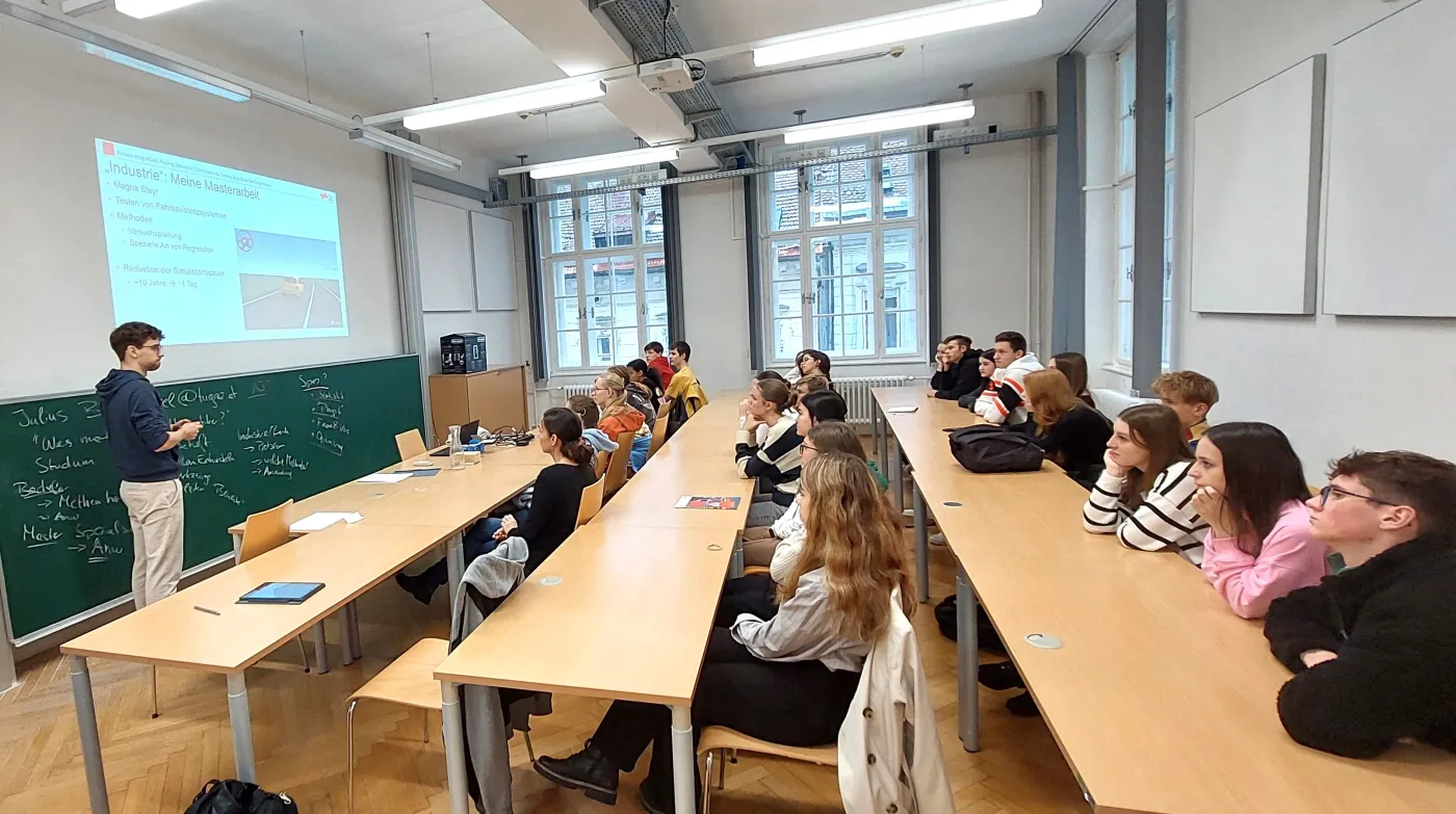 Vorlesungssaal: Ein Student pr&auml;sentiert seine Masterarbeit. Die Jugendlichen h&ouml;ren aufmerksam zu.