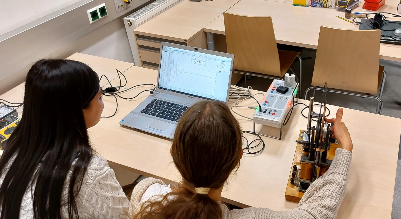 &Uuml;ber die Schulter geschaut: Sch&uuml;ler*innen beim Experimentieren.