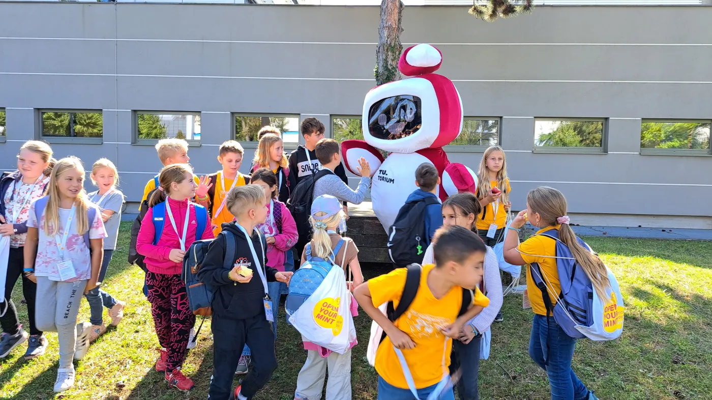 Das TU.Torium wird von vielen begeisterten Kindern begr&uuml;&szlig;t.