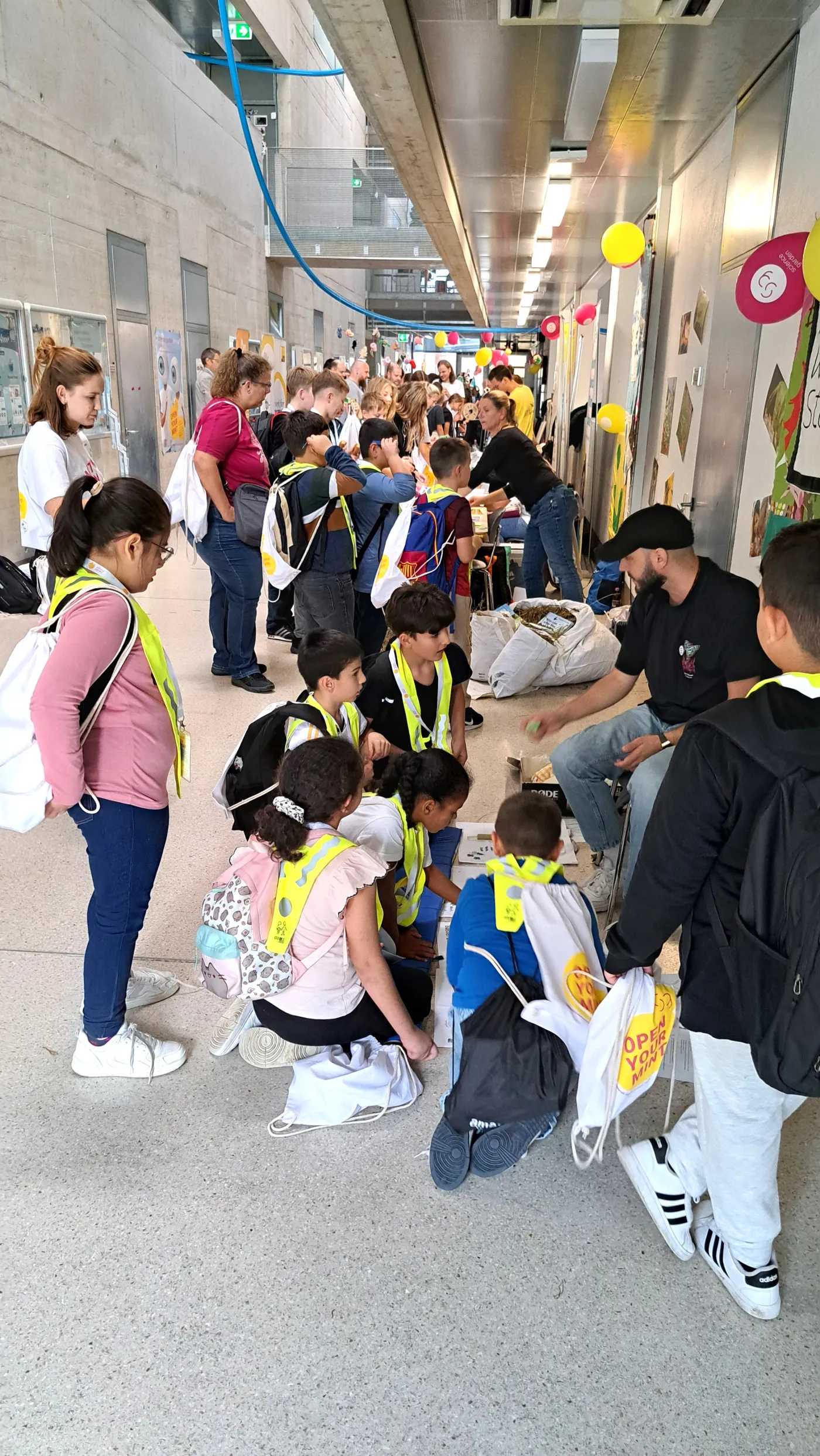 Gro&szlig;er Andrang bei den Stationen: Viele Kinder und Jugendliche warten darauf, bei den spannenden Experimenten selbst auszuprobieren.