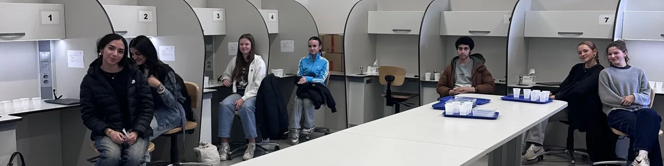 Die Sch&uuml;ler:innen des Akademischen Gymnasiums Graz im Sensoriklabor.