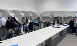 Die Sch&uuml;ler:innen des Akademischen Gymnasiums Graz im Sensoriklabor.