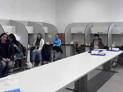 Die Sch&uuml;ler:innen des Akademischen Gymnasiums Graz im Sensoriklabor.