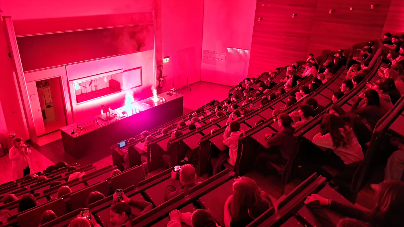 Rotes Feuer erleuchtet den Vorlesungssaal.