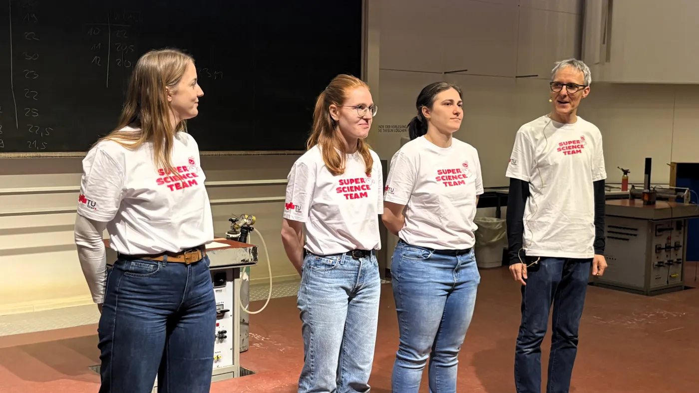 Das Team verabschiedet sich mit einer Verbeugung.