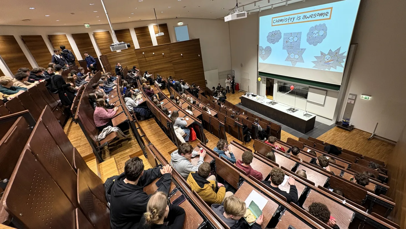 &Uuml;berblick &uuml;ber den Vorlesungssaal der Chemie-Schauvorlesung.