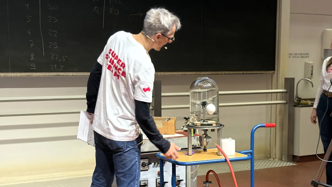 Experiment mit einer Vakuumglocke.