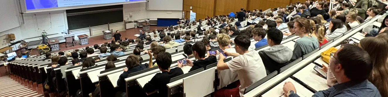 Physik-Schauvorlesung - der Saal ist gef&uuml;llt.