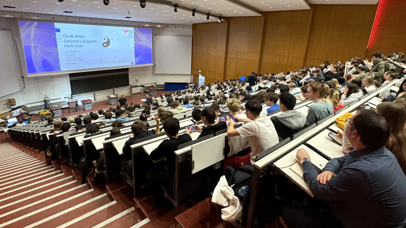 Physik-Schauvorlesung - der Saal ist gef&uuml;llt.