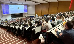 Physik-Schauvorlesung - der Saal ist gef&uuml;llt.