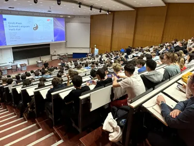 Physik-Schauvorlesung - der Saal ist gef&uuml;llt.