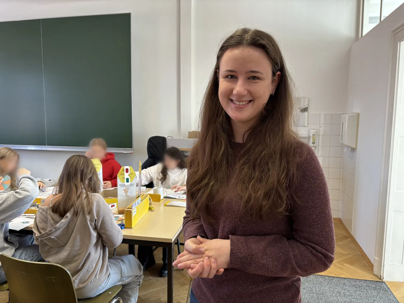 Julia J&auml;ckle, eine der Betreuer*innen, l&auml;chelt in die Kamera.