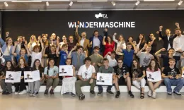 Die Jubelnden Gewinner*innen des Wettbewerbs "Wundermaschine" der TU Graz pr&auml;sentieren stolz ihre Urkunden und Pokale.