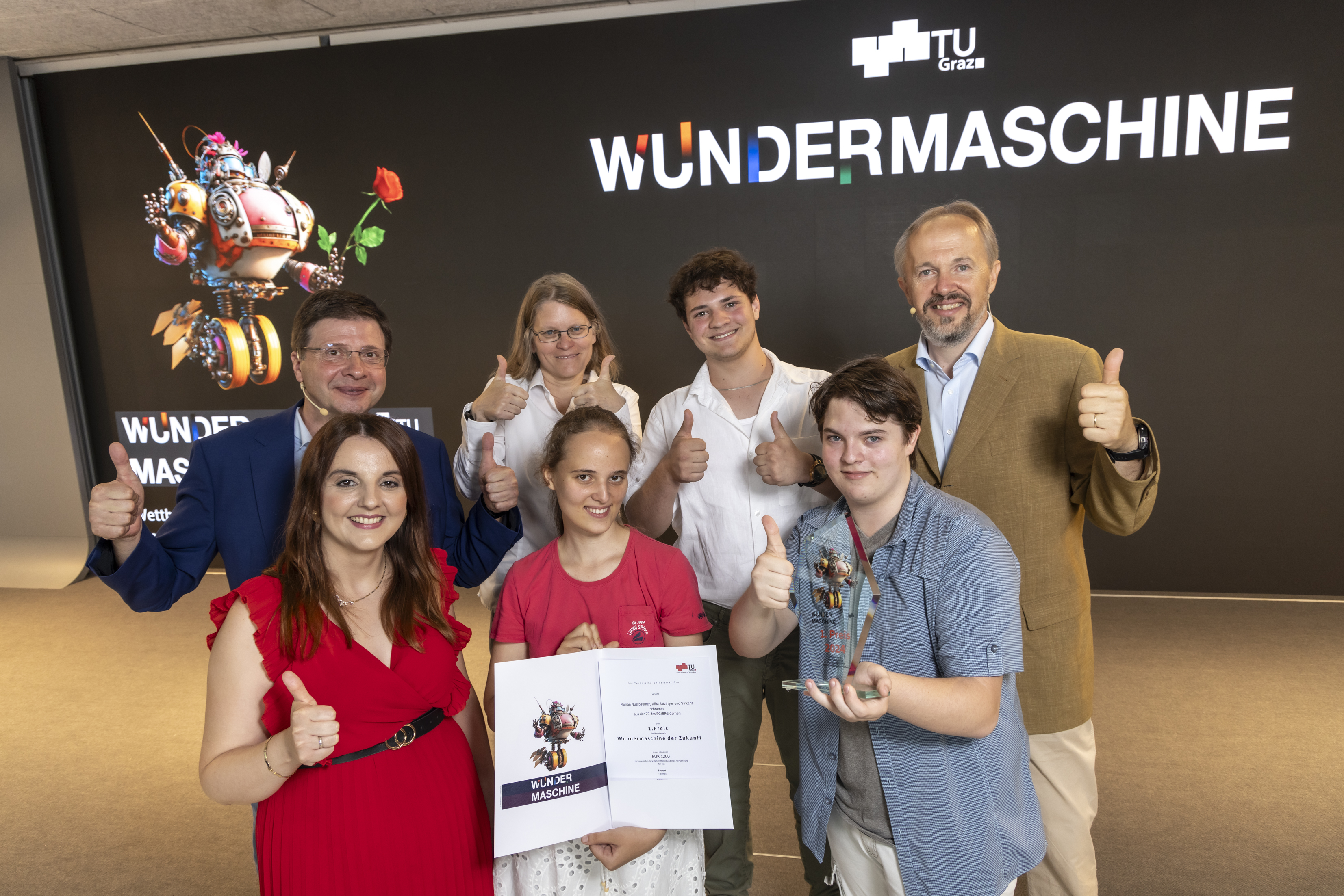 Das Gewinner-Team der BG/BRG Caneri l&auml;chelt in die Kamera.