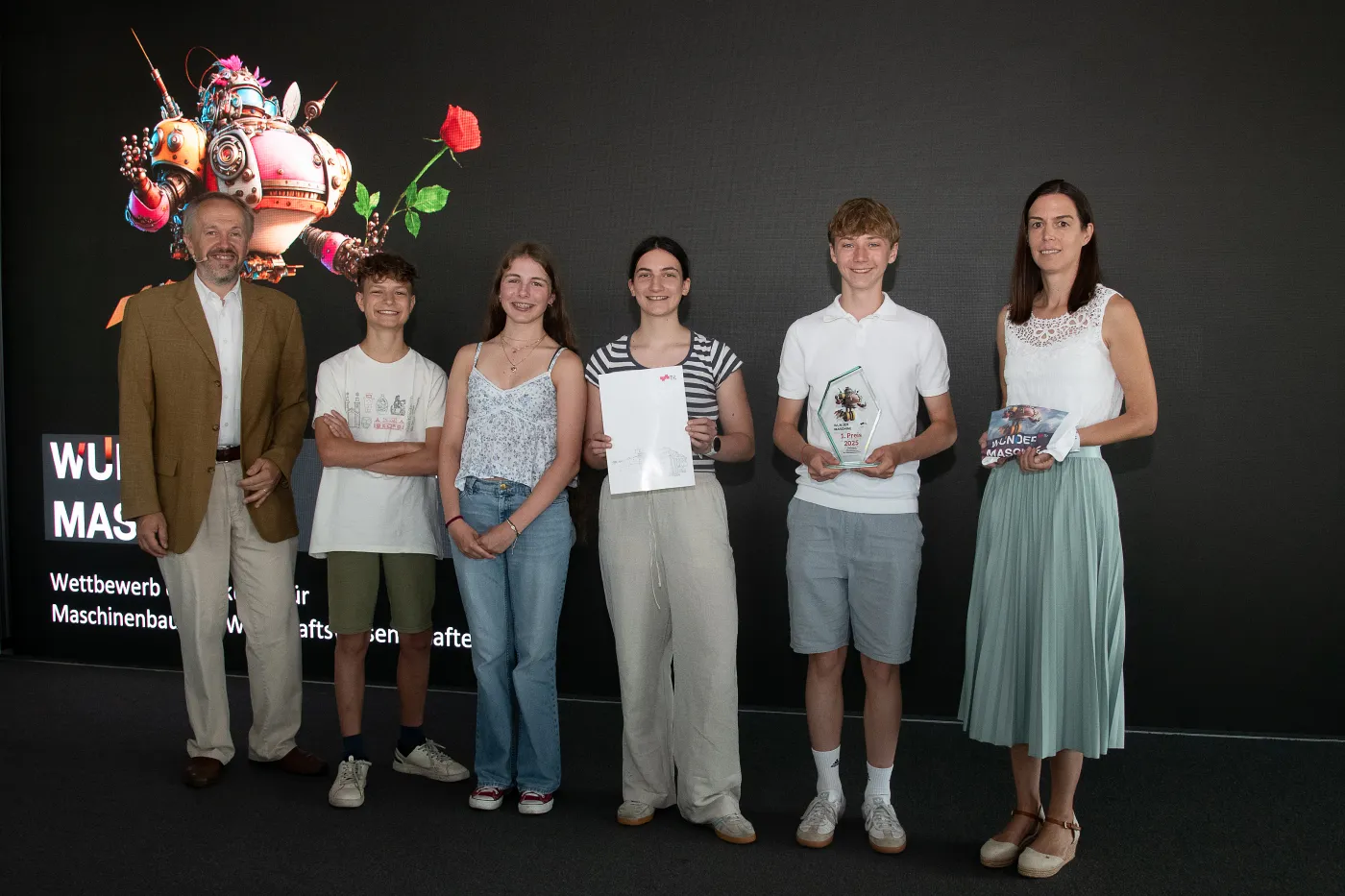 Sch&uuml;ler*innen der Klasse 5c des BG/BRG Seebacher wurden mit dem ersten Preis ausgezeichnet f&uuml;r ihre Wundermaschine, die verschnutztes Flusswasser reinigen soll.