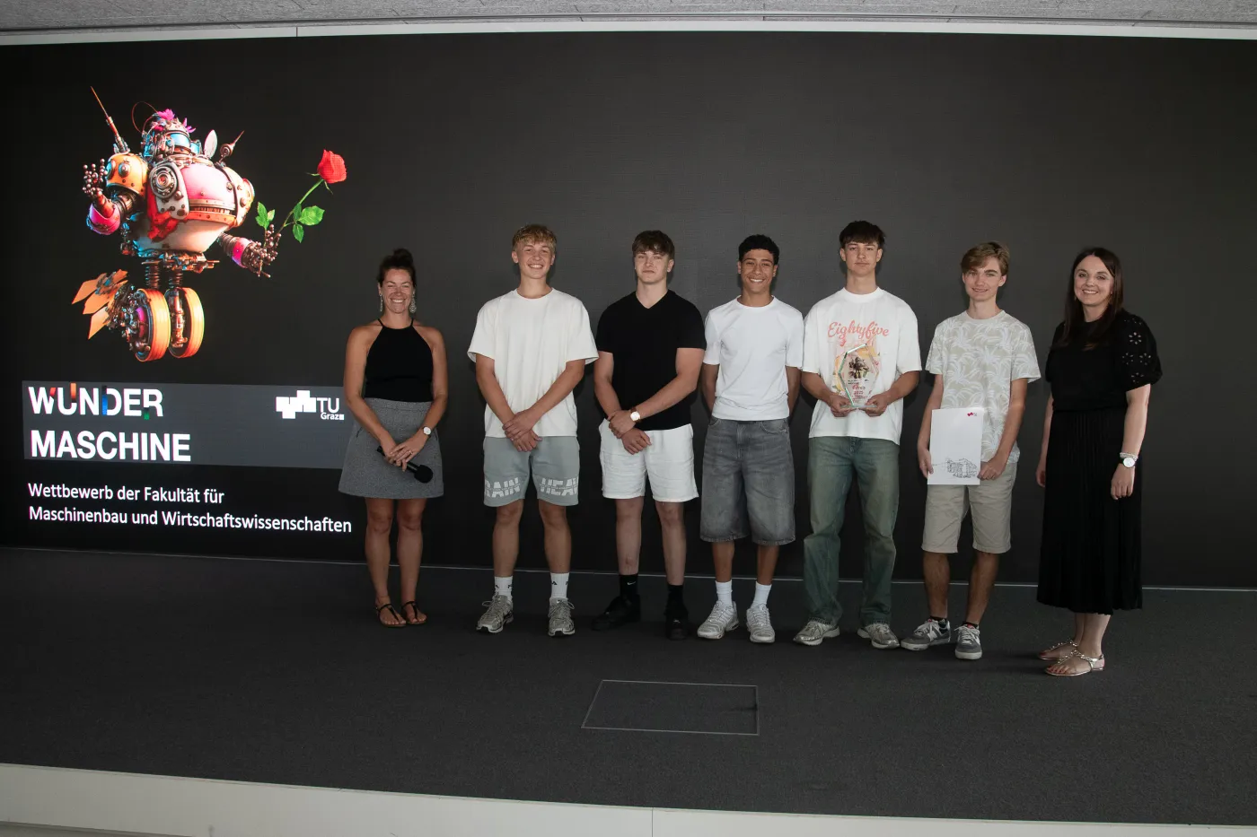Sch&uuml;ler*innen der Klasse 7c des BG/BRG Carneri wurden mit dem ersten Preis ausgezeichnet f&uuml;r ihre Wundermaschine, die gegen eine &Ouml;lpest auf dem Meer eingesetzt werden soll.