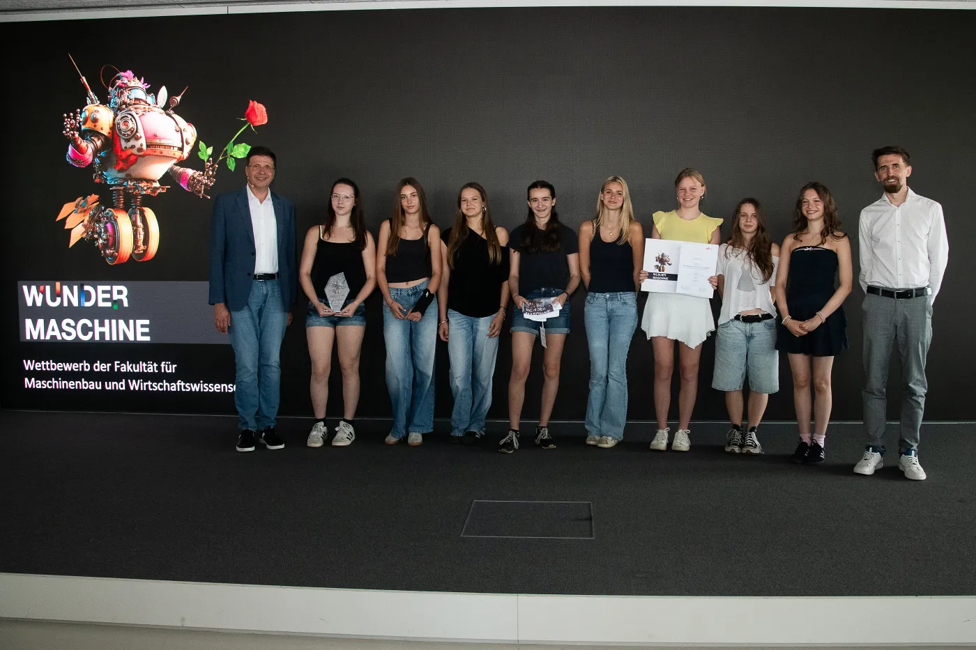 Sch&uuml;ler*innen der Klasse 5b des BG/BRG Seebacher wurden mit dem ersten Preis ausgezeichnet f&uuml;r ihre Wundermaschine, die abgeholzten Regenwald aufforsten soll.